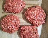 Foto del paso 2 de la receta: Hamburguesas rellenas, papas con cheddar y cebollín, pan casero