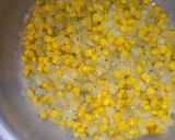 Foto del paso 2 de la receta: Empanadas caseras fritas de choclo, cebolla y queso