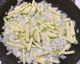 Foto del paso 2 de la receta: Tortilla de calabacín, cebolla y parmesano