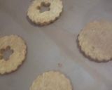 Foto langkah ke 5 dari resep Strawberry & Kecombrang Cookie Sandwich.