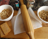 Foto del paso 1 de la receta: Postre de galletas, peras y nueces con azúcar dorada