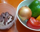 Hình bước làm 1 của món Tim cật xào ớt chuông