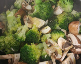 Foto del paso 1 de la receta: Revuelto de brócoli y champiñones