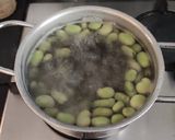 A picture of step 1 of Risotto with Fava Bean Purée and Asparagus.