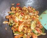 Foto langkah ke 5 dari resep Tumis cumi asin saus tiram.