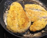 Foto del paso 3 de la receta: Pechuga de pollo empanada al limón