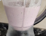 Foto del paso 2 de la receta: Licuado proteico🍓🍌🫐