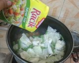Foto langkah ke 3 dari resep Sayur sop bakso simple.