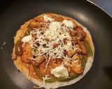 তাওয়া চিকেন পিজ্জা (Tawa chicken pizza with rice flour batter recipe in bengali ) রেসিপির ধাপ 3 ছবি