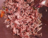 Foto langkah ke 2 dari resep Tongkol Suwir Pedas bumbu irisan.
