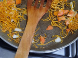 Caldo de frijol con fideos y huevo