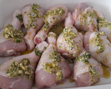 Foto del paso 3 de la receta: Pollo con salsa de ajo negro y verduras