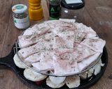 Foto del paso 1 de la receta Secreto Ibérico con patatas, cebolla y pimiento rojo