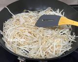 A picture of step 6 of Garlic Bean Sprouts with Fried Tofu Skins.