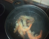 Foto del paso 1 de la receta: Salteado de ñoquis con langostinos y huevo duro