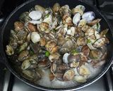 Foto del paso 4 de la receta Almejas con vino blanco ajo, perejil y unas cigalas a la plancha