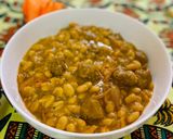 Une image de l'étape 2 de Haricot blanc curry au boulettes de bœuf.