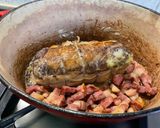 Une image de l'étape 10 de Rôti de sanglier mariné, carottes et lard fumé.