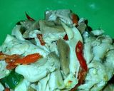 Foto langkah ke 5 dari resep Tumis jamur Tiram Bakso.