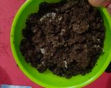 A picture of step 1 of Orio Biscuit Dessert.
