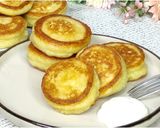 Фото кроку 1 до Пухкі оладки з кисломолочним сиром 🥞✨.