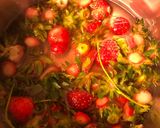 Une image de l'étape 1 de Sirop de queue de fraises.