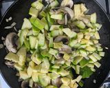 Foto del paso 3 de la receta: Revuelto de zapallitos y champignones