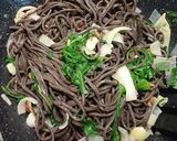 Фото кроку 5 до Гречана локшина з козиним сиром у сковороді Wok.