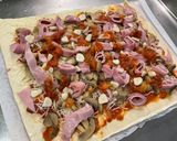Une image de l'étape 9 de Pizza jambon tomate artichaut champignons emmental et mozzarella.