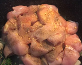 Foto del paso 2 de la receta: Pechugas guisadas con hongos y brócoli