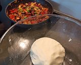 Foto del paso 3 de la receta: Arepa rellena de pollo y frijoles