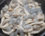 Foto del paso 5 de la receta: 🍄 setas con langostinos guindilla y huevos