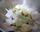 Foto del paso 1 de la receta: Crema fría de calabacín, puerros y manzana