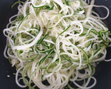 Foto del paso 3 de la receta: Espaguetis de calabacín con queso feta, ajo y guindilla