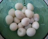 Hình bước làm 4 của món Chè củ năng hạt sen trứng cút