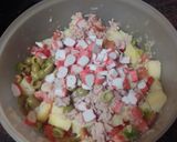 Foto del paso 2 de la receta Ensalada de papas cocidas con palitos de cangrejo, atún y huevo duro