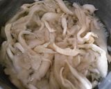 Foto langkah ke 1 dari resep Tumis Jamur Tiram Daun Bawang.