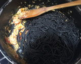 Foto del paso 3 de la receta: Espaguetis al nero di sepia con Atún, Gambones y Verduras
