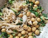 Foto langkah ke 3 dari resep Kwetiau Goreng Kecap Asin.