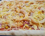 A szélein sajttal töltött, sonkás-gombás-kukoricás pizza recept fázis 8 fotója