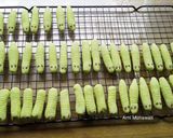 Foto langkah ke 5 dari resep Kue Ulat Daun.