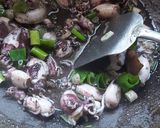 Foto langkah ke 4 dari resep Cumi dan Blukutak Kuah Hitam.