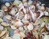 A picture of step 2 of Spaghetti with Clams and Razor Clams (White Sauce) 🐚😋😋.