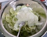 Une image de l'étape 3 de Salade de concombre et tomate à l’oignon rouge, yaourt et menthe.