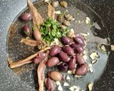 Foto del passaggio 1 della ricetta Rigatoni con cavolo alla puttanesca
