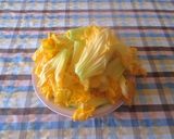Foto del passaggio 4 della ricetta Gnocchi neri con fiori di zucca cotto noci e stracchino
