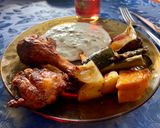 Ropogós csirkecomb sült zöldségekkel recept fázis 4 fotója