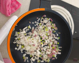 Foto del paso 3 de la receta: Tortilla de acelgas rojas rellena de jamón y queso