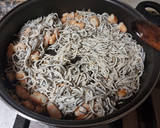 Foto del paso 2 de la receta: Gulas con langostinos, almejas y tomate