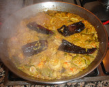 Foto del paso 11 de la receta: Paella de gambones con calamares frescos y ajos tiernos